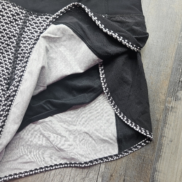 Lululemon Real Quick Short Size 4 Black and White Lined - Picture 3 of 10